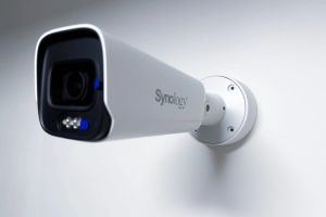 Obrázok pre výrobcu SYNOLOGY držák/krytka kabelů pro kamery Synology BC800 na stěnu a strop, bílý